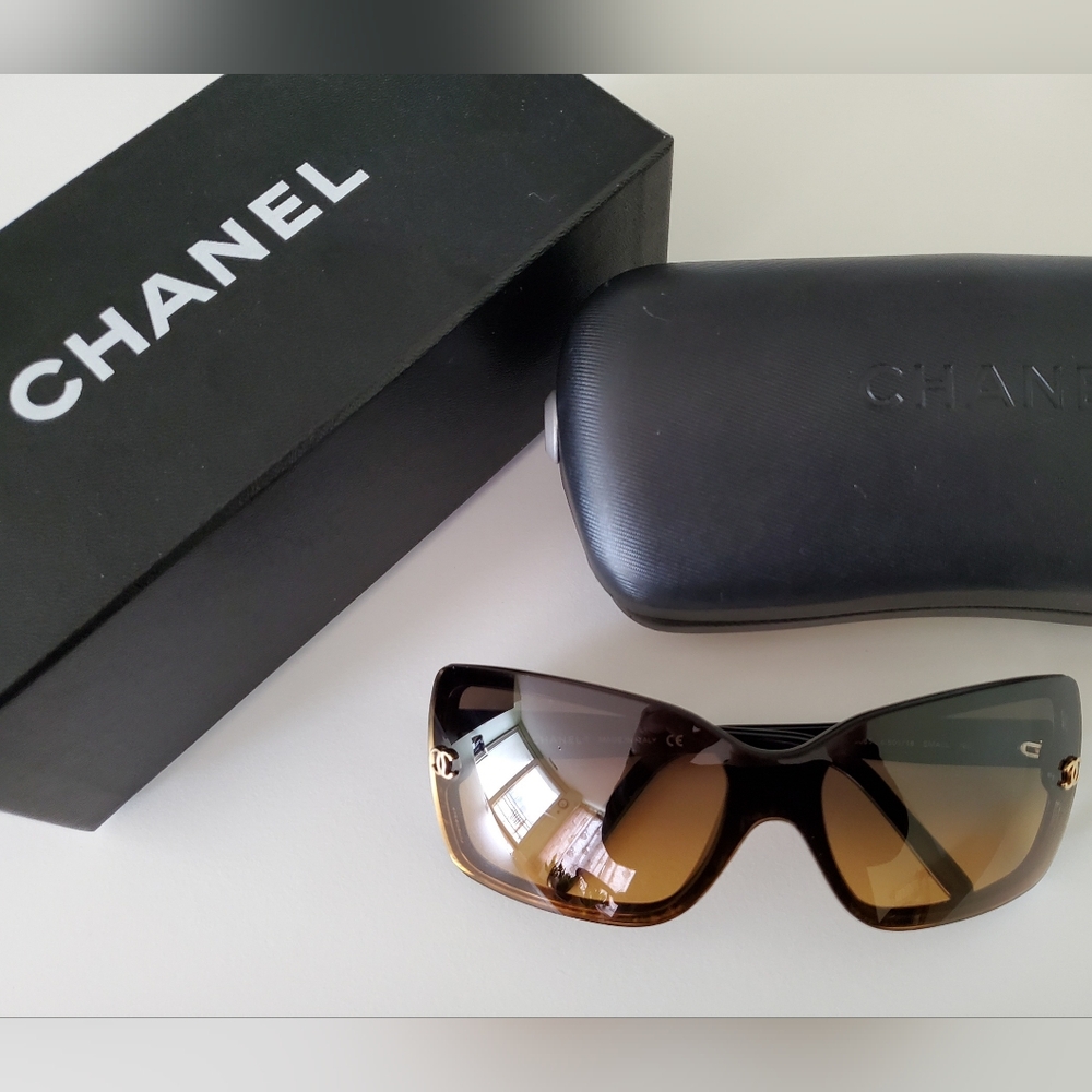 CHANEL Authentic Sunglasses (5065 c501/18 small 120) Made in Italy